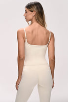 גופיית Sculpted Tank לנשים בגזרה מחטבת עם רצועות כתפיים מתכווננות – עשויה מבד FLOW נושם ואלסטי, מתאימה לאימון וליום־יום מבית VLIKS