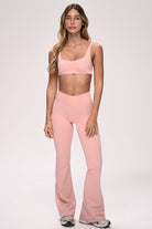 טייץ נשים מתרחב בגזרת V עם כיווצים מחטבים ובטנה כפולה – בד FLOW נושם ונמתח, זמין בגזרות Regular ו-Tall מבית VLIKS