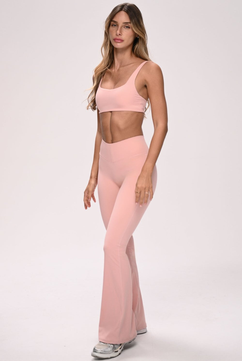 טייץ נשים מתרחב בגזרת V עם כיווצים מחטבים ובטנה כפולה – בד FLOW נושם ונמתח, זמין בגזרות Regular ו-Tall מבית VLIKS