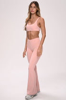 טייץ נשים מתרחב בגזרת V עם כיווצים מחטבים ובטנה כפולה – בד FLOW נושם ונמתח, זמין בגזרות Regular ו-Tall מבית VLIKS