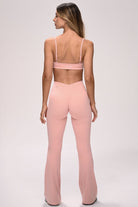 טייץ נשים מתרחב בגזרת V עם כיווצים מחטבים ובטנה כפולה – בד FLOW נושם ונמתח, זמין בגזרות Regular ו-Tall מבית VLIKS