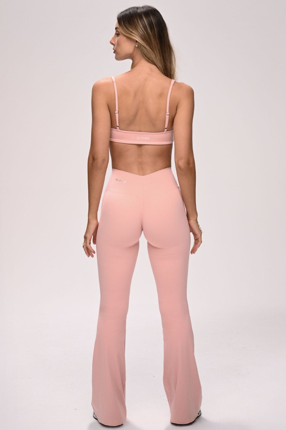 טייץ נשים מתרחב בגזרת V עם כיווצים מחטבים ובטנה כפולה – בד FLOW נושם ונמתח, זמין בגזרות Regular ו-Tall מבית VLIKS