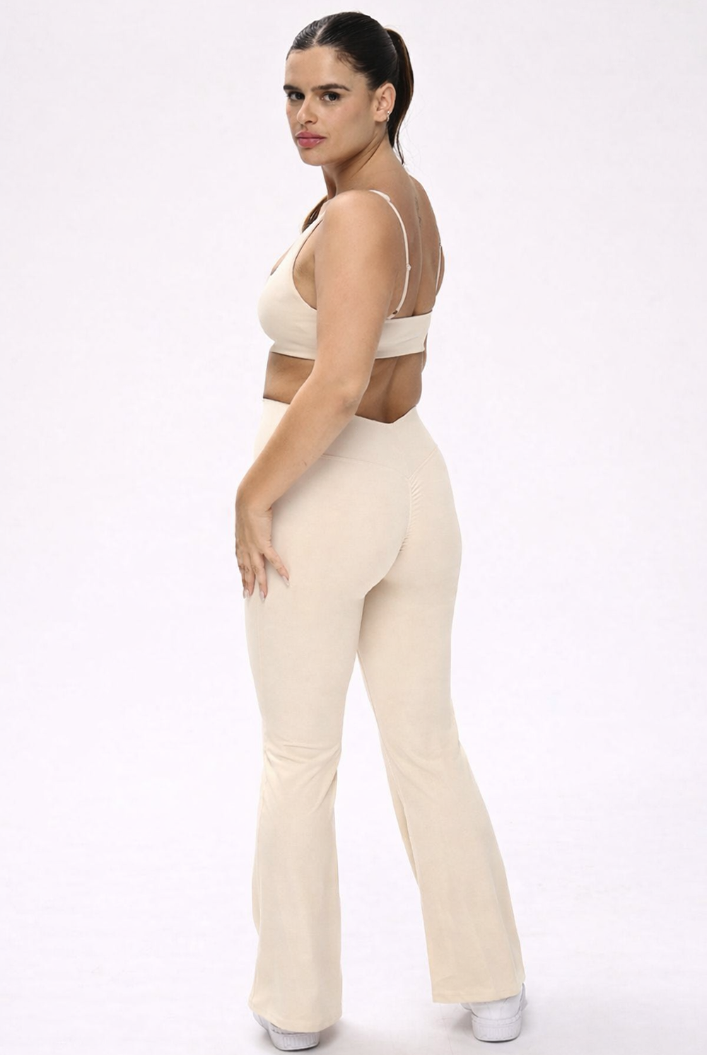 טייץ נשים מתרחב בגזרת V עם כיווצים מחטבים ובטנה כפולה – בד FLOW נושם ונמתח, זמין בגזרות Regular ו-Tall מבית VLIKS