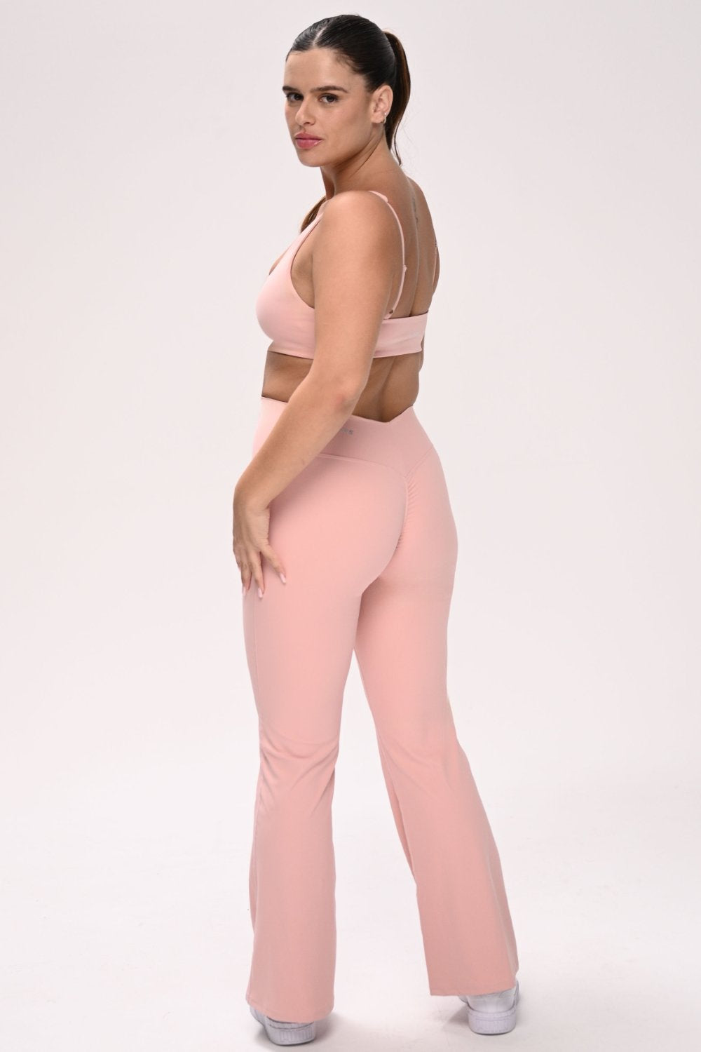 טייץ נשים מתרחב בגזרת V עם כיווצים מחטבים ובטנה כפולה – בד FLOW נושם ונמתח, זמין בגזרות Regular ו-Tall מבית VLIKS