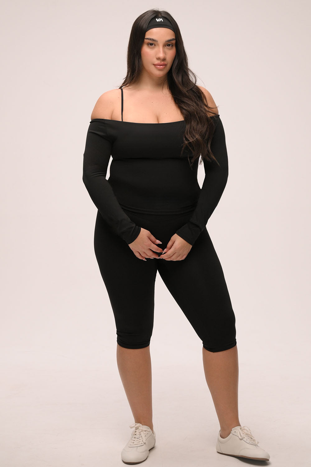 טייץ קאפרי מחטב לנשים בגזרת וי עם מותן גבוהה ומראה ספורט שיק.