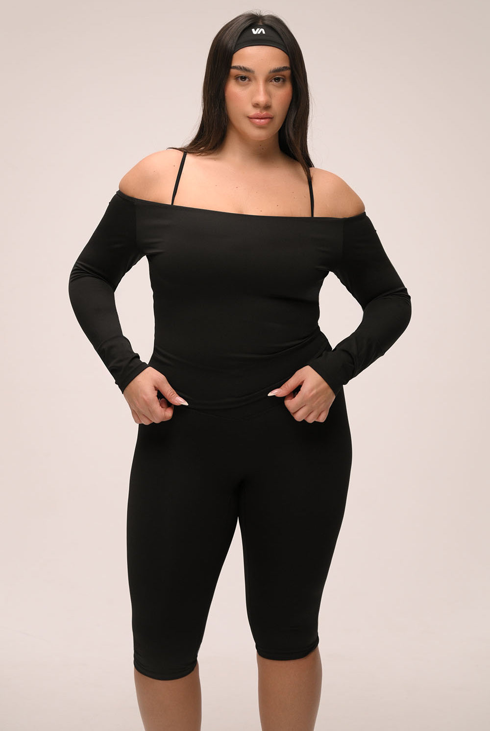 חולצת off shoulder ארוכה לנשים בגזרת ספורט מחמיאה ומראה אלגנטי.