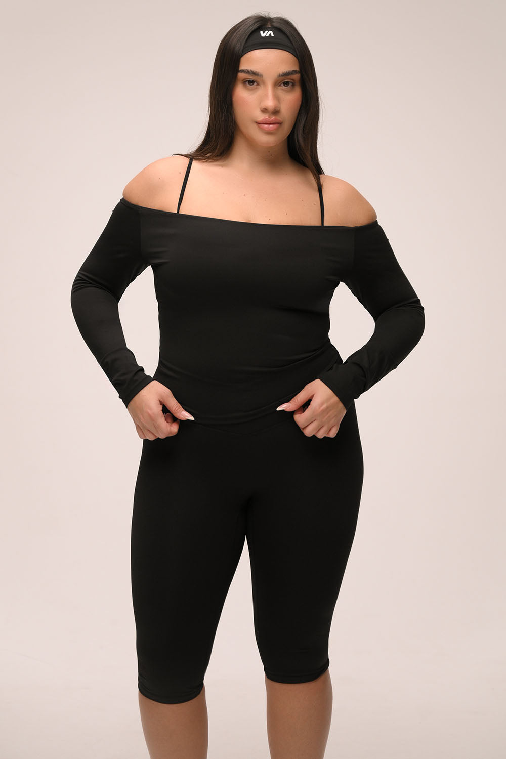 חולצת off shoulder ארוכה לנשים בגזרת ספורט מחמיאה ומראה אלגנטי.