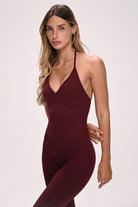 גופיית קרופ לנשים עם צווארון מובנה בגזרת Contour – מבד FLOW מחטב ונושם, מתאימה לאימון וללוק יומיומי מבית VLIKS