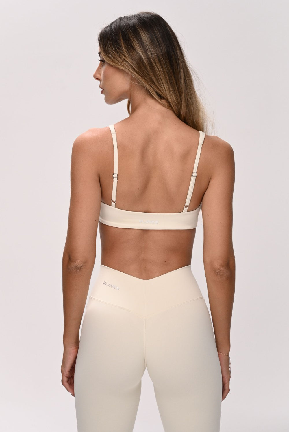 חזיית ספורט PUSH UP לנשים בגזרה צמודה עם כתפיות מתכווננות – בד FLOW מחטב ונושם, מושלמת לאימון ולשימוש יומיומי מבית VLIKS