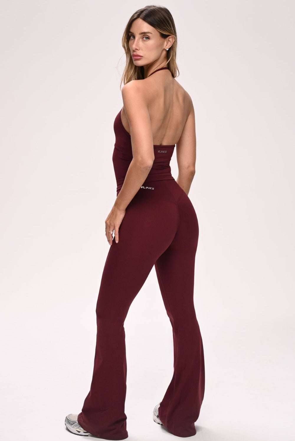 טייץ נשים מתרחב בגזרת V עם כיווצים מחטבים ובטנה כפולה – בד FLOW נושם ונמתח, זמין בגזרות Regular ו-Tall מבית VLIKS