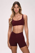 חזיית ספורט PUSH UP לנשים בגזרה צמודה עם כתפיות מתכווננות – בד FLOW מחטב ונושם, מושלמת לאימון ולשימוש יומיומי מבית VLIKS