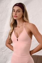 סרט שיער לנשים מבד FLOW אלסטי ונושם – מחזיק את השיער בנוחות ומתאים לאימון, ליום־יום ולמראה ספורט־שיק מבית VLIKS