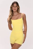 גופיית Sculpted Tank לנשים בגזרה מחטבת עם רצועות כתפיים מתכווננות – עשויה מבד FLOW נושם ואלסטי, מתאימה לאימון וליום־יום מבית VLIKS