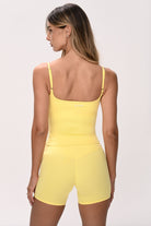 גופיית Sculpted Tank לנשים בגזרה מחטבת עם רצועות כתפיים מתכווננות – עשויה מבד FLOW נושם ואלסטי, מתאימה לאימון וליום־יום מבית VLIKS