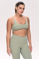 חזיית ספורט PUSH UP לנשים בגזרה צמודה עם כתפיות מתכווננות – בד FLOW מחטב ונושם, מושלמת לאימון ולשימוש יומיומי מבית VLIKS