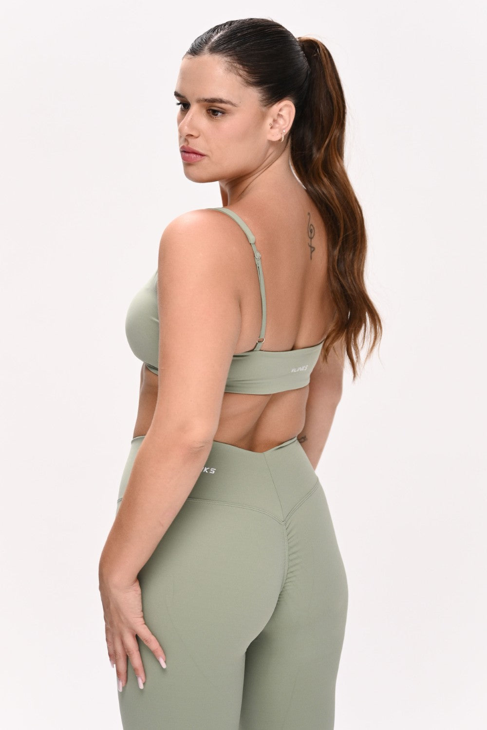 חזיית ספורט PUSH UP לנשים בגזרה צמודה עם כתפיות מתכווננות – בד FLOW מחטב ונושם, מושלמת לאימון ולשימוש יומיומי מבית VLIKS