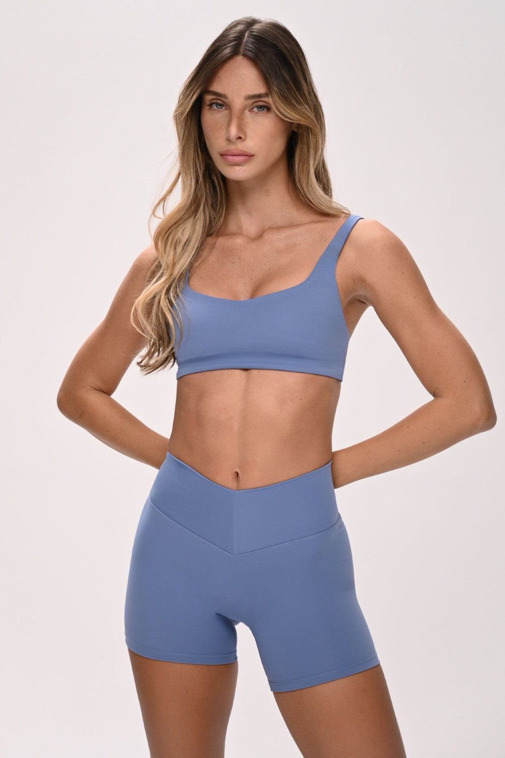 חזיית ספורט PUSH UP לנשים בגזרה צמודה עם כתפיות מתכווננות – בד FLOW מחטב ונושם, מושלמת לאימון ולשימוש יומיומי מבית VLIKS