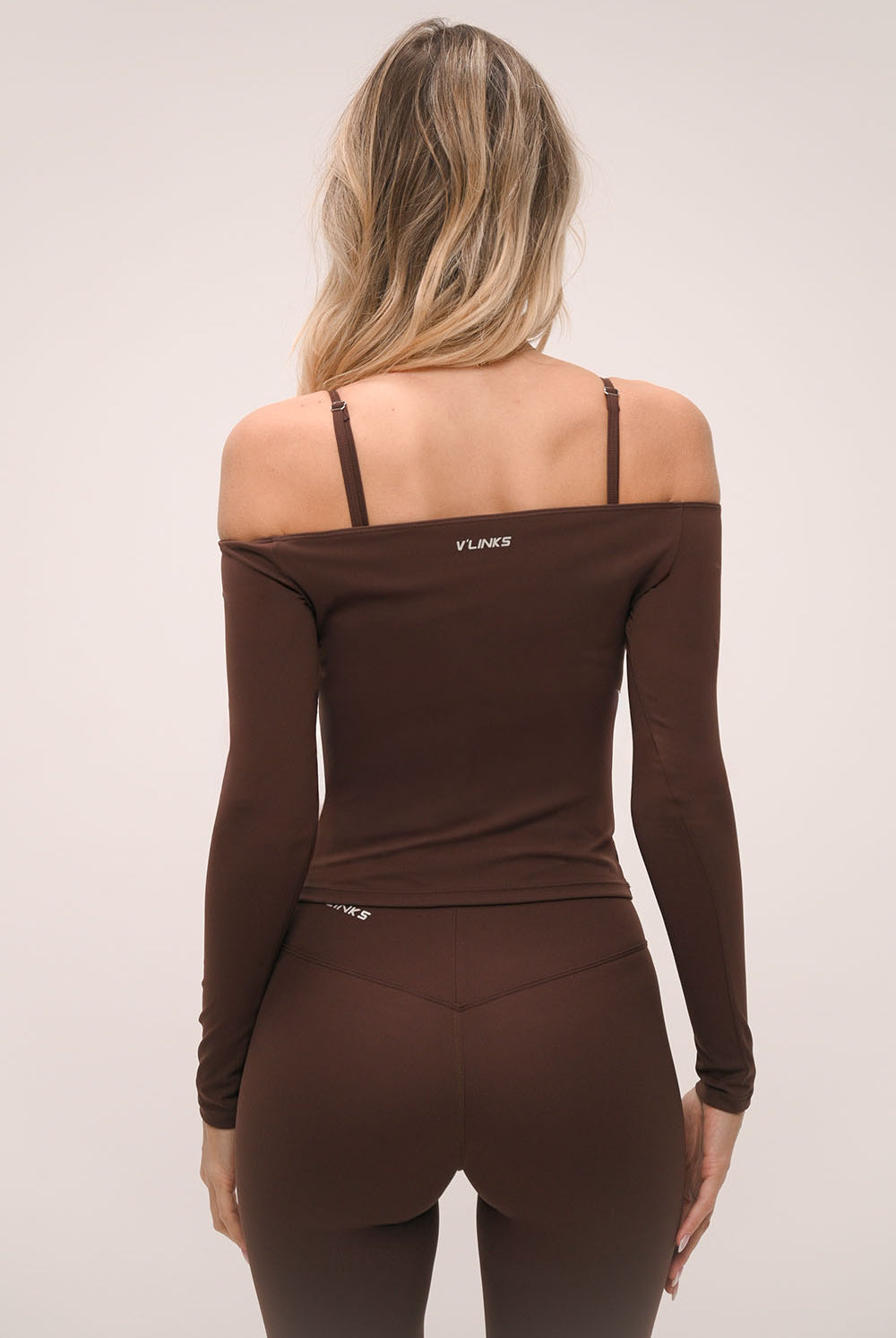 חולצת off shoulder ארוכה לנשים בגזרת ספורט מחמיאה ומראה אלגנטי.