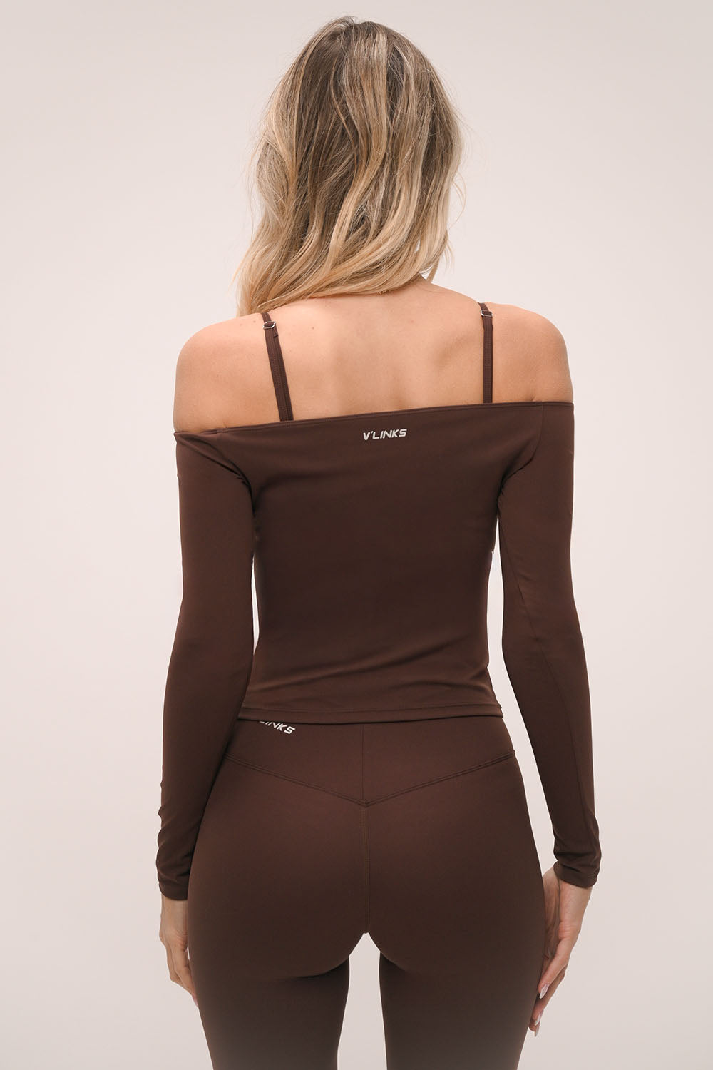 חולצת off shoulder ארוכה לנשים בגזרת ספורט מחמיאה ומראה אלגנטי.