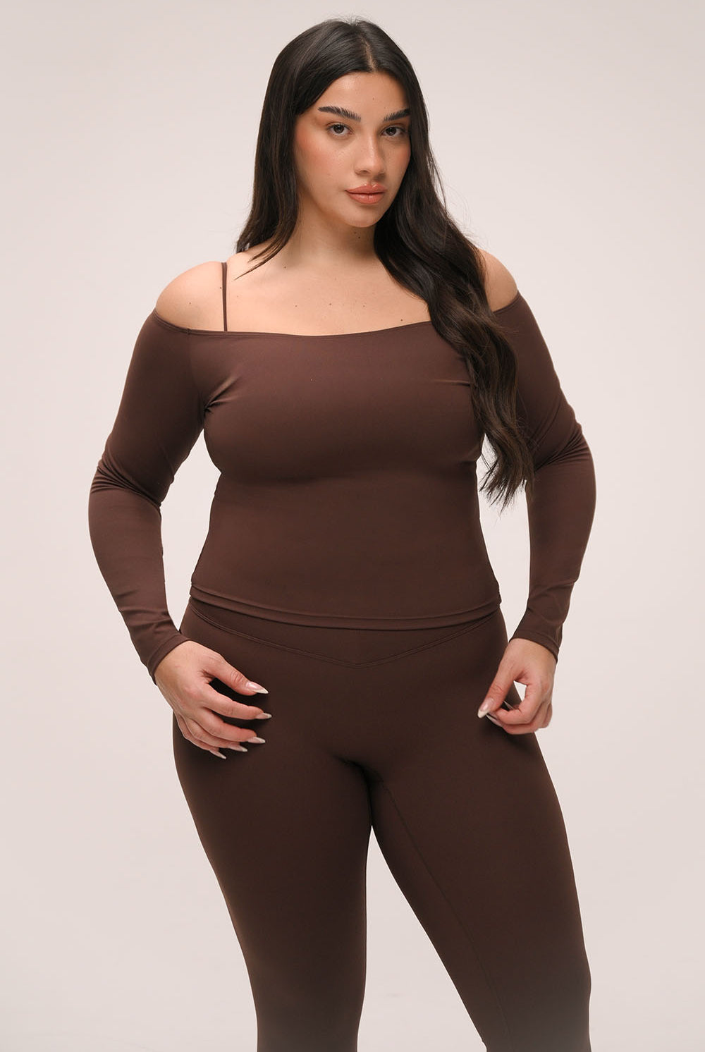 חולצת off shoulder ארוכה לנשים בגזרת ספורט מחמיאה ומראה אלגנטי.