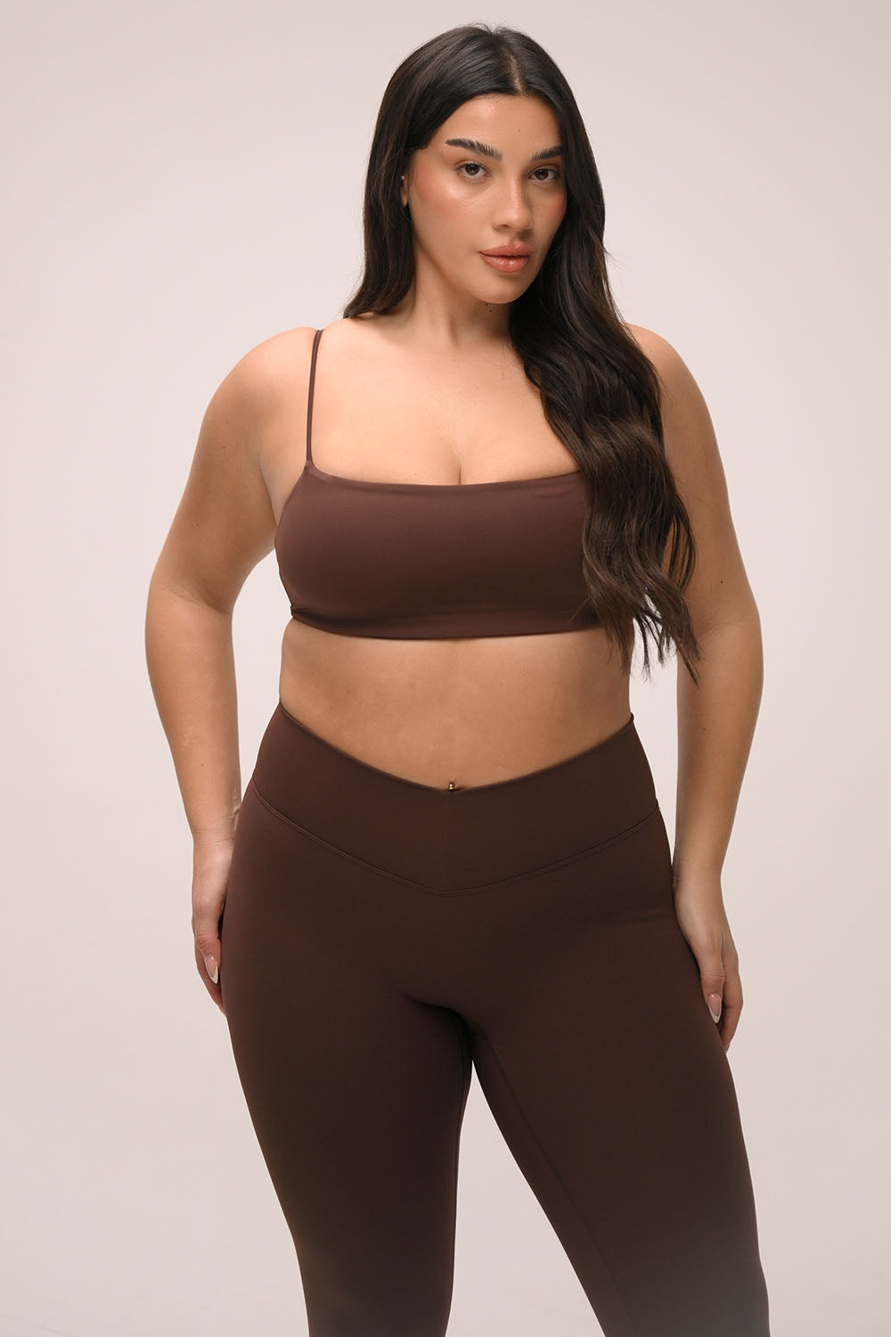 חזיית ספורט Fit לנשים עם כתפיות מתכווננות, קאפים מובנים וגזרה מחמיאה