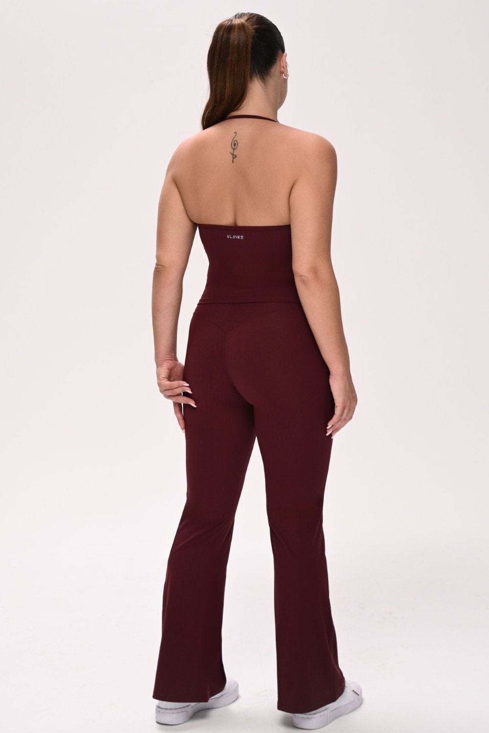 טייץ נשים מתרחב בגזרת V עם כיווצים מחטבים ובטנה כפולה – בד FLOW נושם ונמתח, זמין בגזרות Regular ו-Tall מבית VLIKS