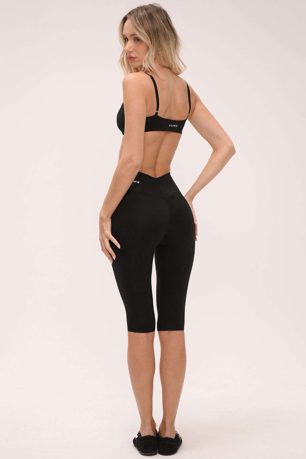 טייץ קאפרי מחטב לנשים בגזרת וי עם מותן גבוהה ומראה ספורט שיק.