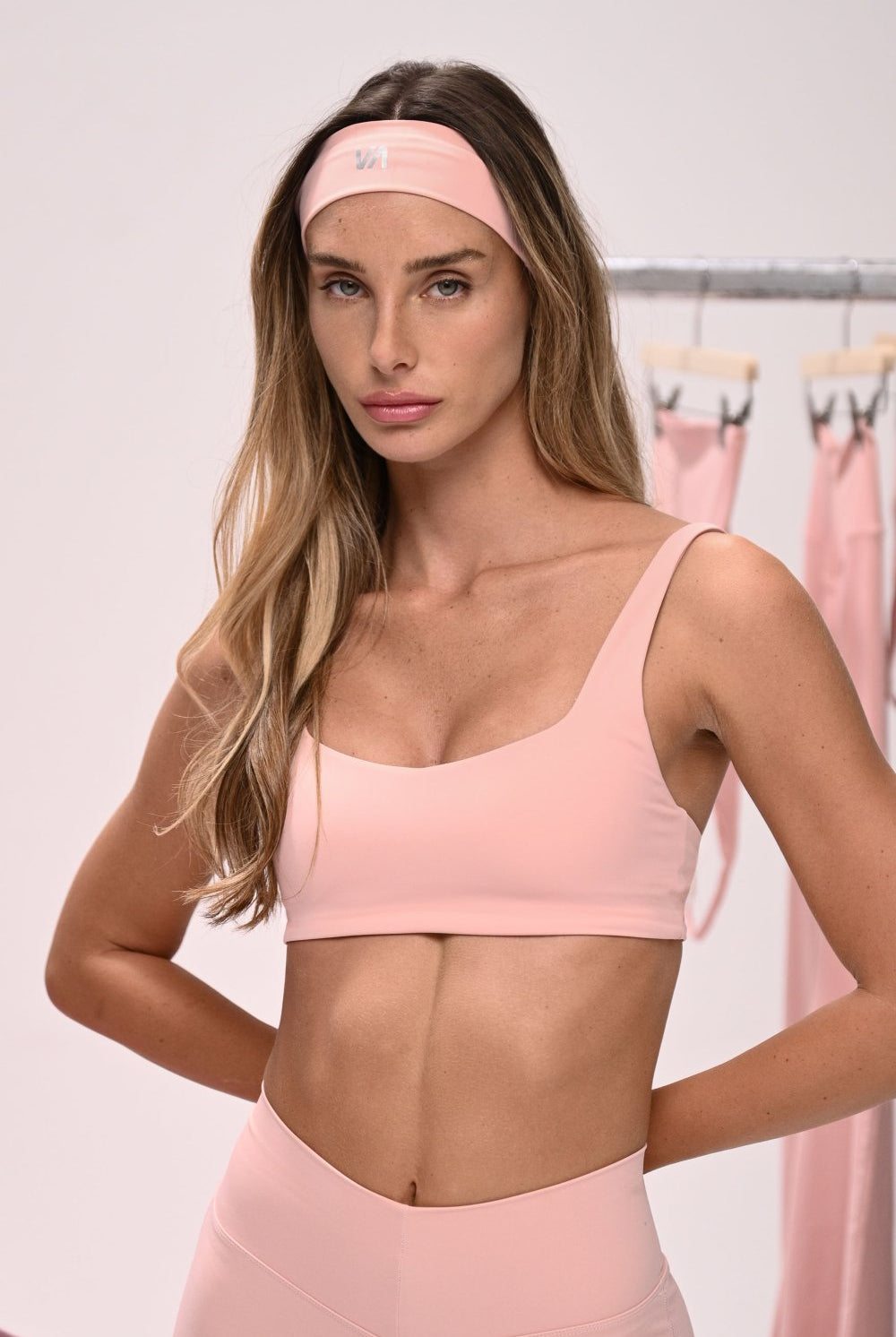 סרט שיער לנשים מבד FLOW אלסטי ונושם – מחזיק את השיער בנוחות ומתאים לאימון, ליום־יום ולמראה ספורט־שיק מבית VLIKS