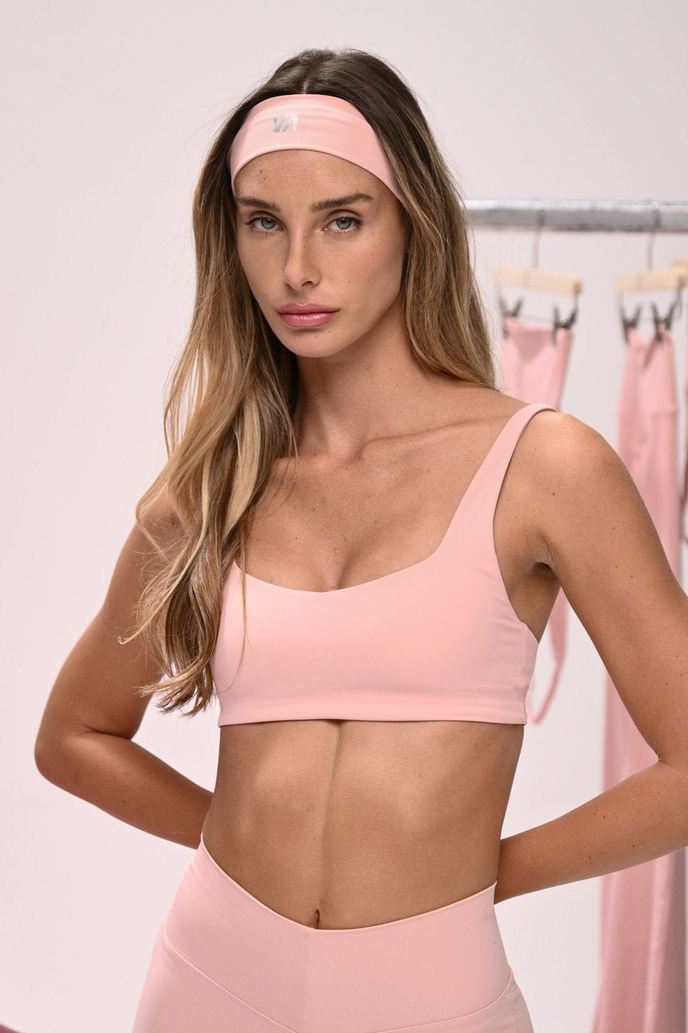 סרט שיער לנשים מבד FLOW אלסטי ונושם – מחזיק את השיער בנוחות ומתאים לאימון, ליום־יום ולמראה ספורט־שיק מבית VLIKS