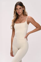 גופיית Sculpted Tank לנשים בגזרה מחטבת עם רצועות כתפיים מתכווננות – עשויה מבד FLOW נושם ואלסטי, מתאימה לאימון וליום־יום מבית VLIKS