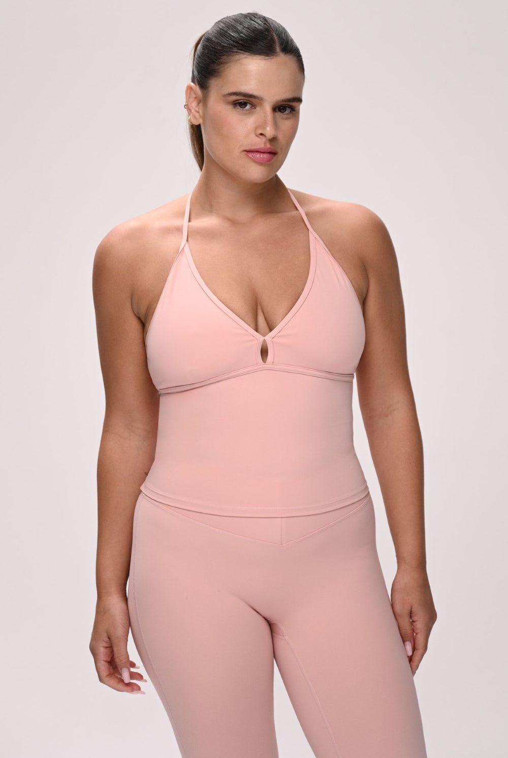 גופיית קרופ לנשים עם צווארון מובנה בגזרת Contour – מבד FLOW מחטב ונושם, מתאימה לאימון וללוק יומיומי מבית VLIKS
