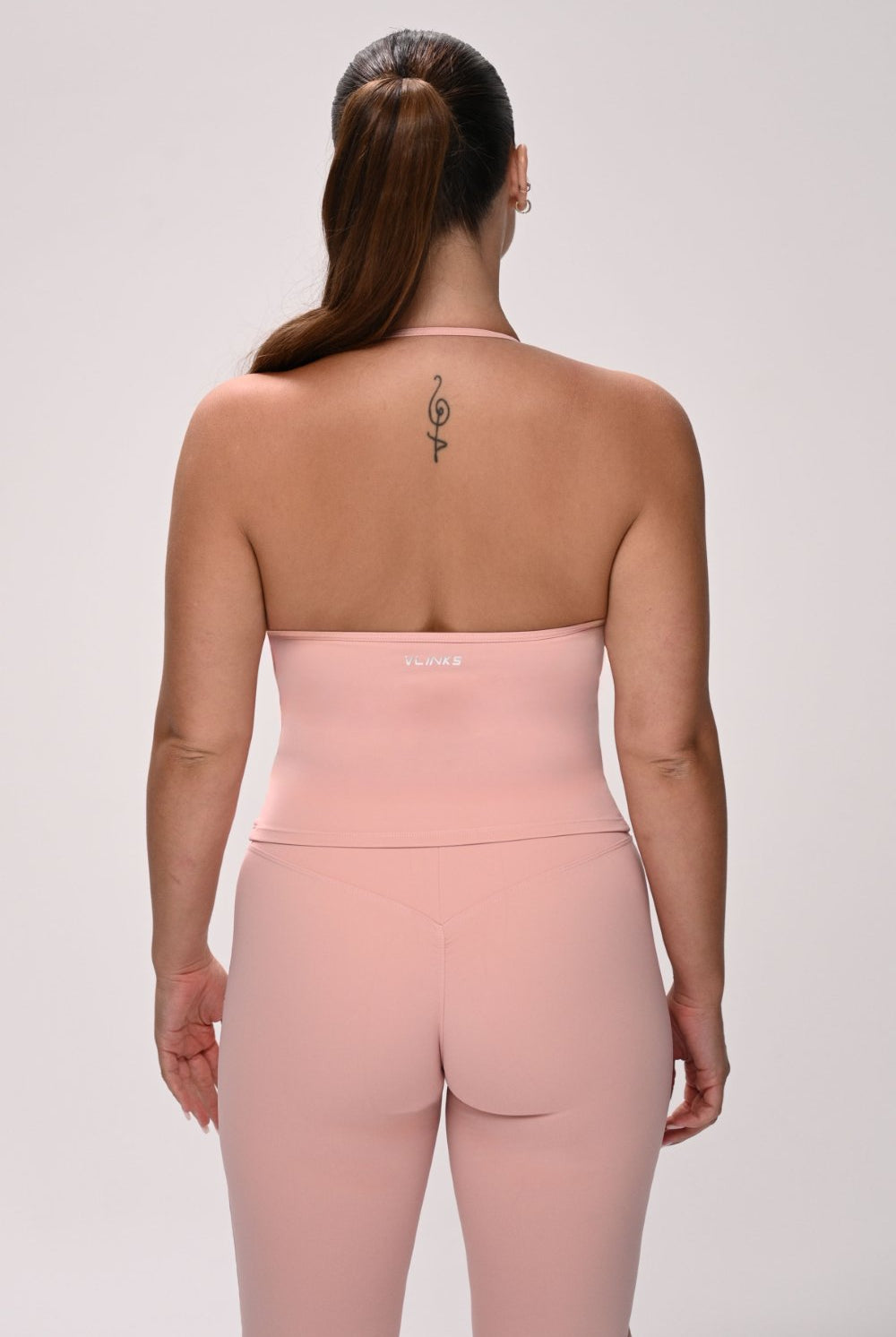 גופיית קרופ לנשים עם צווארון מובנה בגזרת Contour – מבד FLOW מחטב ונושם, מתאימה לאימון וללוק יומיומי מבית VLIKS