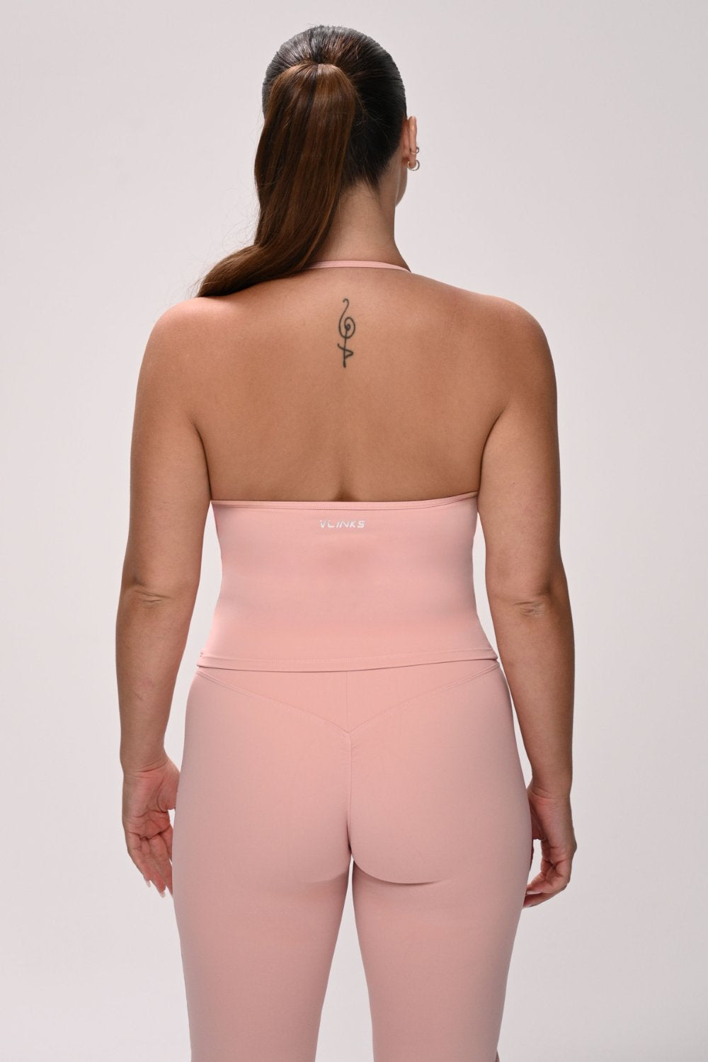 גופיית קרופ לנשים עם צווארון מובנה בגזרת Contour – מבד FLOW מחטב ונושם, מתאימה לאימון וללוק יומיומי מבית VLIKS