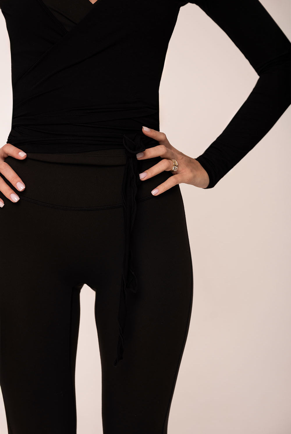 טופ מעטפת לנשים מבד רך ונעים ללבישה מעל חזיית ספורט