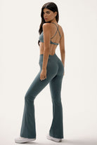 טייץ נשים מתרחב בגזרת V עם כיווצים מחטבים ובטנה כפולה – בד FLOW נושם ונמתח, זמין בגזרות Regular ו-Tall מבית VLINKS