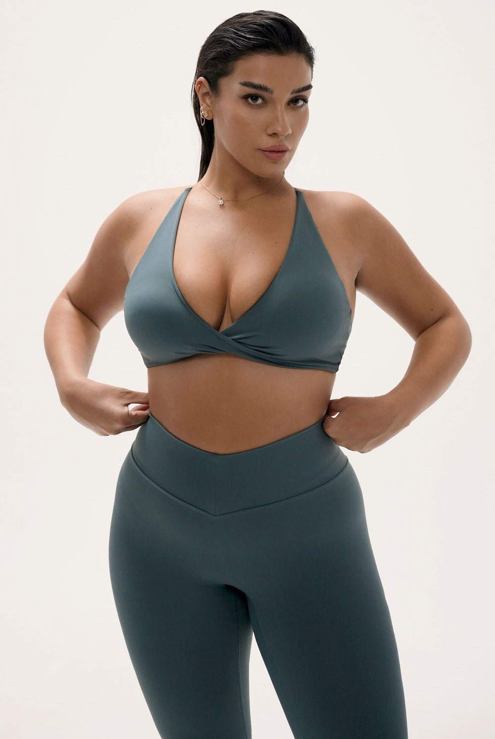 חזיית ספורט CROSS לנשים מבד FLOW מחטב ונושם מבית Vlinks – גזרת וי עמוק עם בטנה כפולה וכריות ריפוד נשלפות, מתאימה לכל סוגי האימונים ולשימוש יומיומי