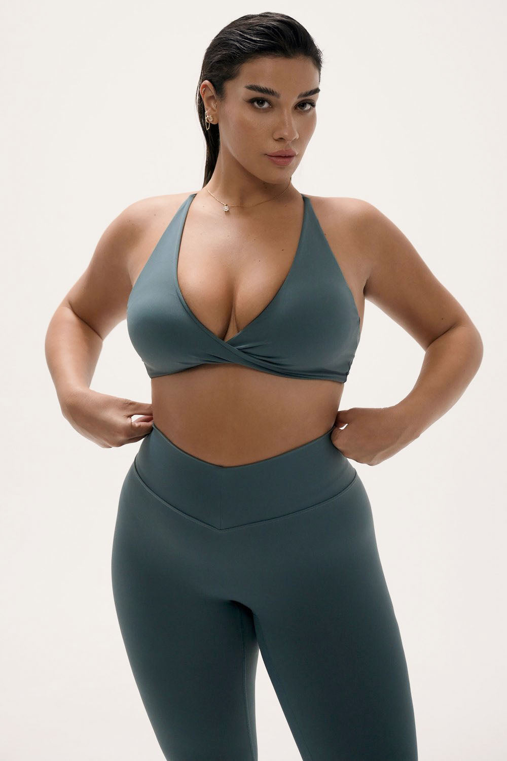 חזיית ספורט CROSS לנשים מבד FLOW מחטב ונושם מבית Vlinks – גזרת וי עמוק עם בטנה כפולה וכריות ריפוד נשלפות, מתאימה לכל סוגי האימונים ולשימוש יומיומי