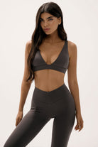 טופ ספורט לנשים בגזרת וי עמוק מבד FLOW מחטב ונושם מבית Vlinks – עם בטנה כפולה וכריות ריפוד נשלפות, מתאים לכל סוגי האימונים וללבוש יומיומי