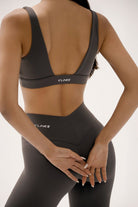 טייץ V Scrunch לנשים מבד FLOW נושם ומחטב מבית Vlinks – גזרה גבוהה עם כיווץ אחורי מחמיא ובטנה כפולה לחיטוב בטן, מתאים לאימוני כושר וללבוש יומיומי