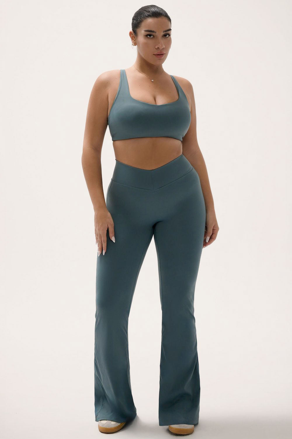 טייץ נשים מתרחב בגזרת V עם כיווצים מחטבים ובטנה כפולה – בד FLOW נושם ונמתח, זמין בגזרות Regular ו-Tall מבית VLINKS