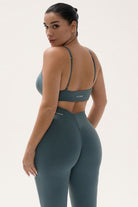 חזיית ספורט PUSH UP DESERT לנשים מבד FLOW מחטב ונושם מבית Vlinks – גזרה צמודה עם בטנה כפולה וכתפיות מתכווננות לנוחות והתאמה מושלמת, מתאימה לכל סוגי האימונים ולשימוש יומיומי