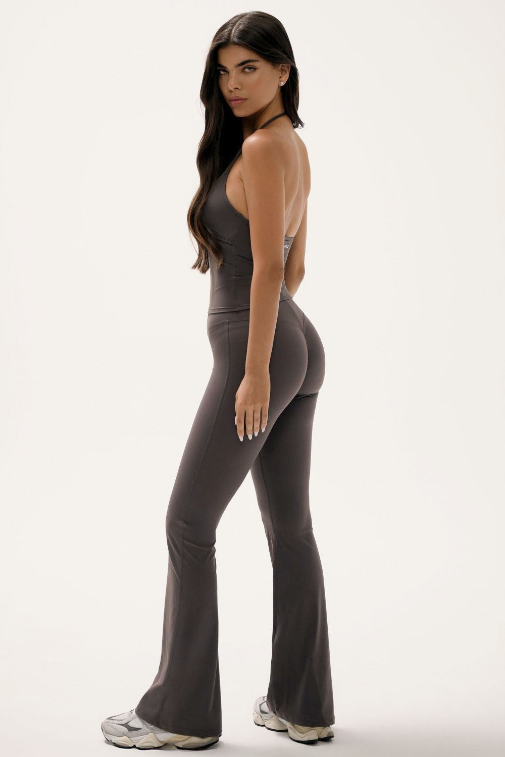 טייץ נשים מתרחב בגזרת V עם כיווצים מחטבים ובטנה כפולה – בד FLOW נושם ונמתח, זמין בגזרות Regular ו-Tall מבית VLINKS