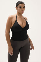 גופיית קרופ Contour Collar לנשים מבד FLOW מחטב ונושם מבית Vlinks – עם צווארון מובנה מחמיא וקאפים נשלפים לנוחות, מתאימה לאימון, ליום־יום או למראה קז'ואלי