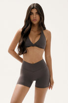 חזיית ספורט CROSS לנשים מבד FLOW מחטב ונושם מבית Vlinks – גזרת וי עמוק עם בטנה כפולה וכריות ריפוד נשלפות, מתאימה לכל סוגי האימונים ולשימוש יומיומי