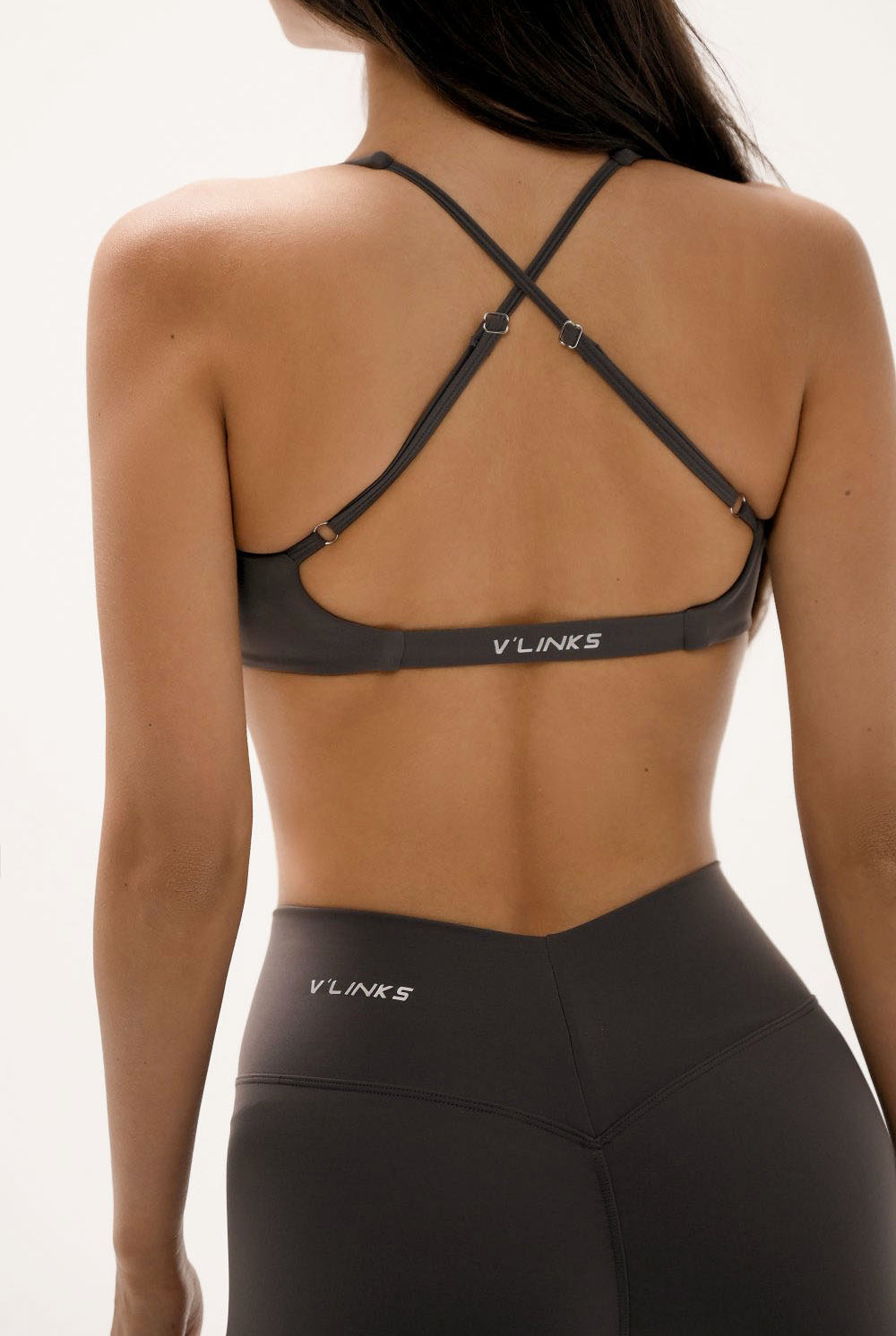 שורט V Scrunch לנשים מבד FLOW מחטב ונושם מבית Vlinks – גזרה גבוהה עם כיווץ אחורי מחמיא, מתאים לאימוני כושר ולשימוש יומיומי