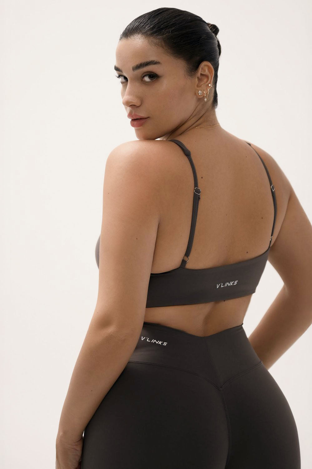 חזיית ספורט PUSH UP DESERT לנשים מבד FLOW מחטב ונושם מבית Vlinks – גזרה צמודה עם בטנה כפולה וכתפיות מתכווננות לנוחות והתאמה מושלמת, מתאימה לכל סוגי האימונים ולשימוש יומיומי