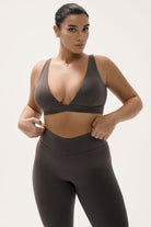 טופ ספורט לנשים בגזרת וי עמוק מבד FLOW מחטב ונושם מבית Vlinks – עם בטנה כפולה וכריות ריפוד נשלפות, מתאים לכל סוגי האימונים וללבוש יומיומי