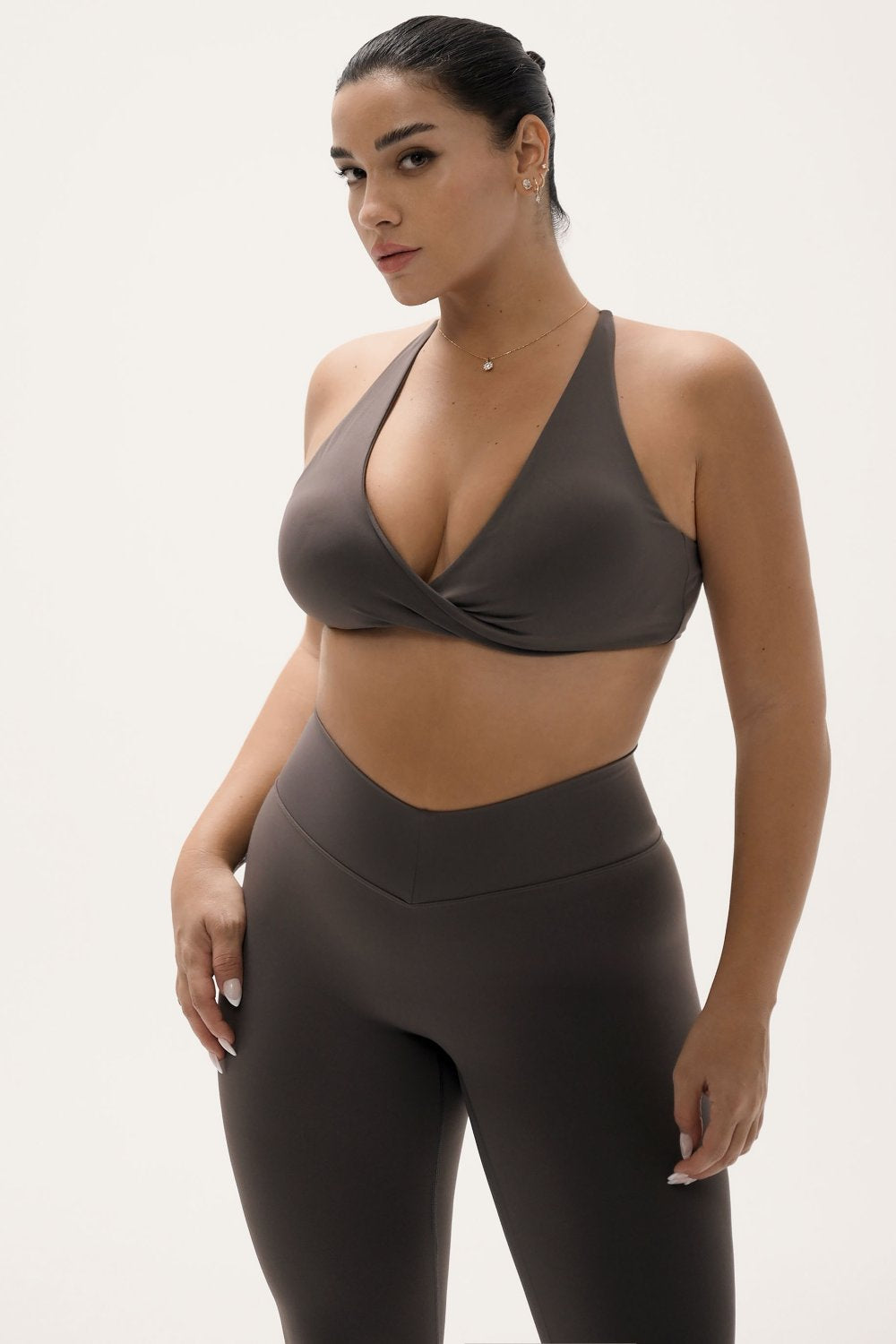 חזיית ספורט CROSS לנשים מבד FLOW מחטב ונושם מבית Vlinks – גזרת וי עמוק עם בטנה כפולה וכריות ריפוד נשלפות, מתאימה לכל סוגי האימונים ולשימוש יומיומי