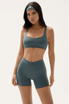 שורט V Scrunch לנשים מבד FLOW מחטב ונושם מבית Vlinks – גזרה גבוהה עם כיווץ אחורי מחמיא, מתאים לאימוני כושר ולשימוש יומיומי