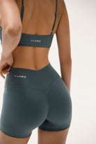 שורט V Scrunch לנשים מבד FLOW מחטב ונושם מבית Vlinks – גזרה גבוהה עם כיווץ אחורי מחמיא, מתאים לאימוני כושר ולשימוש יומיומי